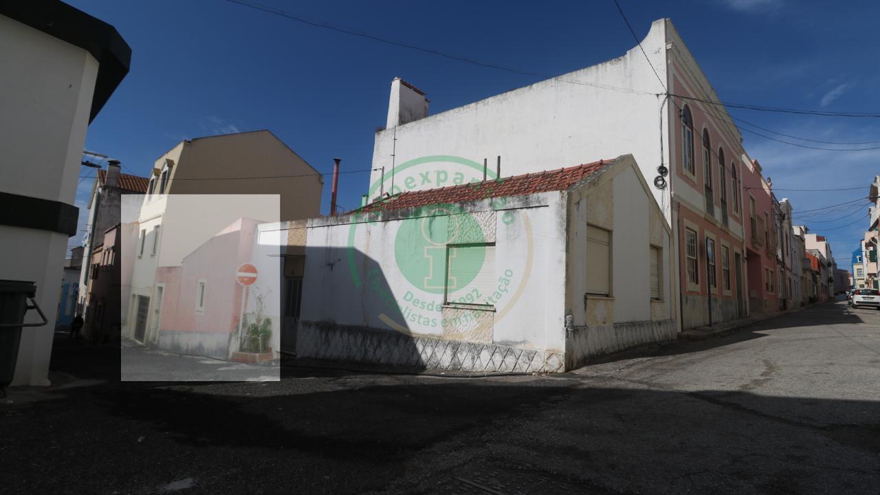 - Vende-se moradia para recuperar no centro da...