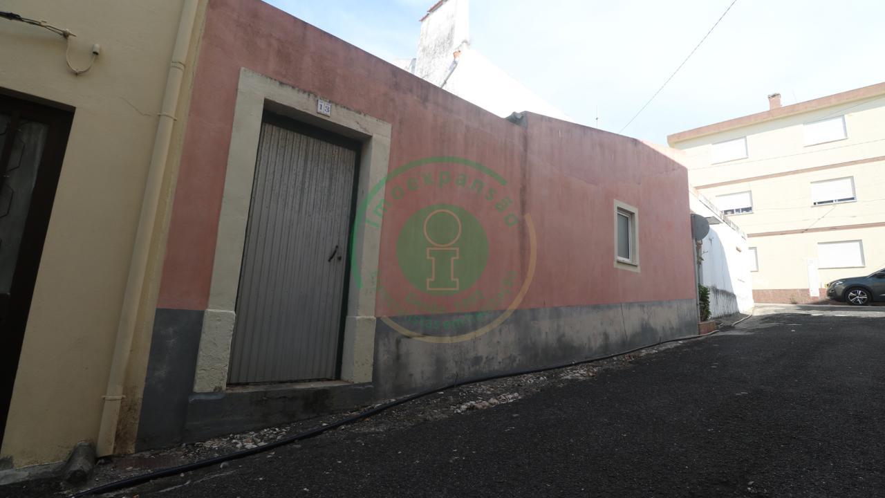 - Vende-se moradia para recuperar no centro da...