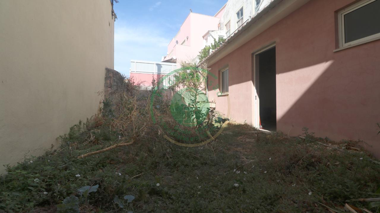 - Vende-se moradia para recuperar no centro da...