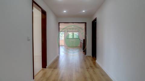 - Apartamento T3 totalmente remodelado, que alia...