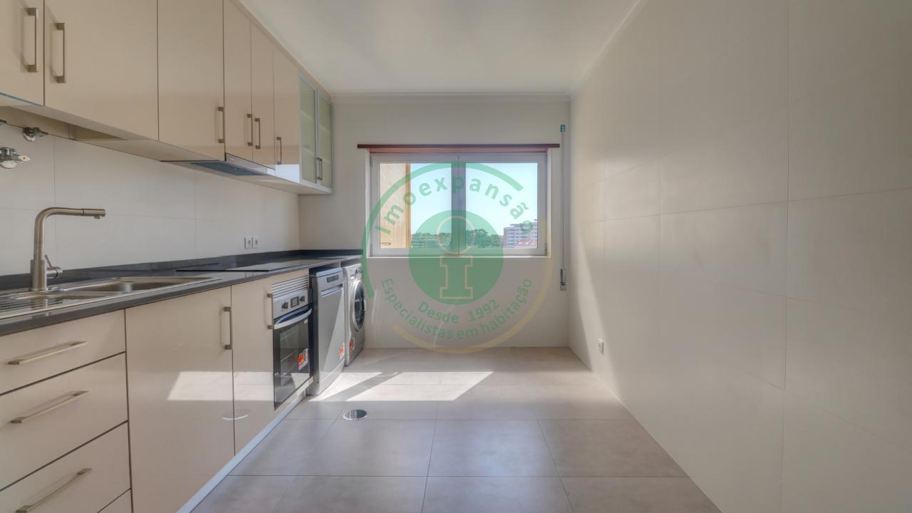 - Apartamento T3 totalmente remodelado, que alia...