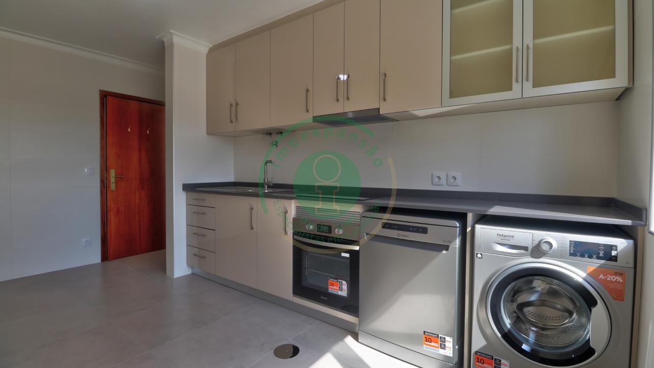 - Apartamento T3 totalmente remodelado, que alia...