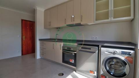 - Apartamento T3 totalmente remodelado, que alia...