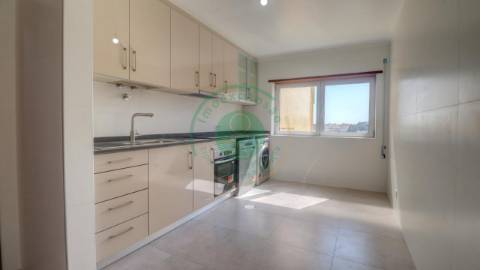 - Apartamento T3 totalmente remodelado, que alia...