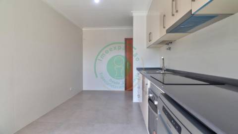 - Apartamento T3 totalmente remodelado, que alia...
