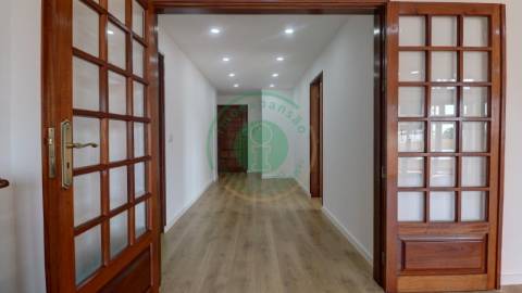 - Apartamento T3 totalmente remodelado, que alia...
