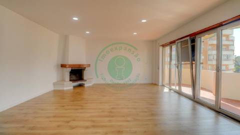 - Apartamento T3 totalmente remodelado, que alia...