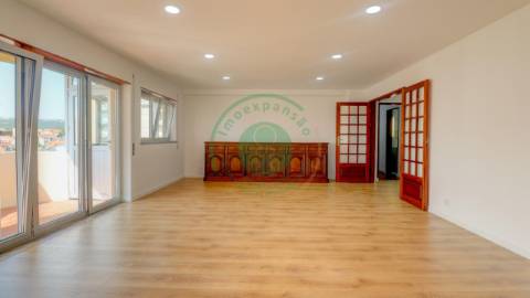 - Apartamento T3 totalmente remodelado, que alia...