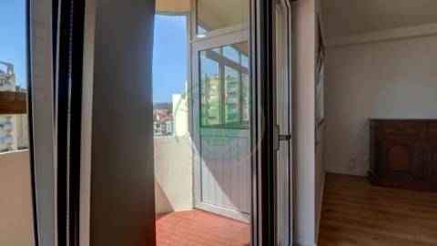 - Apartamento T3 totalmente remodelado, que alia...