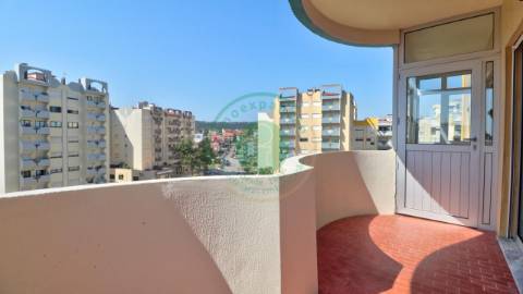 - Apartamento T3 totalmente remodelado, que alia...