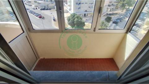 - Apartamento T3 totalmente remodelado, que alia...