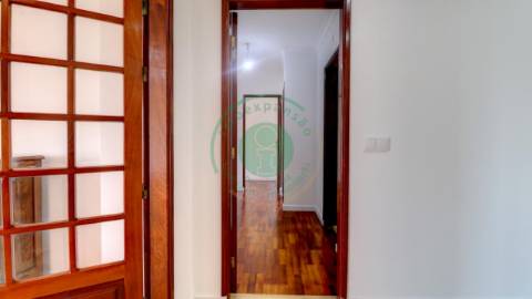 - Apartamento T3 totalmente remodelado, que alia...