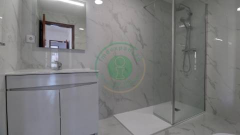 - Apartamento T3 totalmente remodelado, que alia...