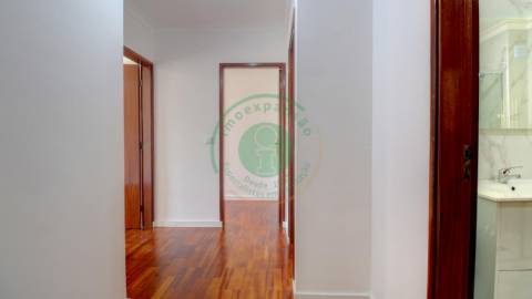 - Apartamento T3 totalmente remodelado, que alia...