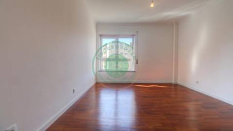 - Apartamento T3 totalmente remodelado, que alia...