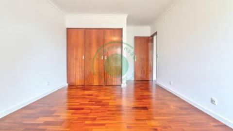 - Apartamento T3 totalmente remodelado, que alia...