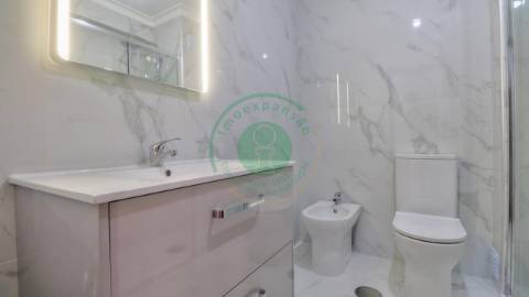 - Apartamento T3 totalmente remodelado, que alia...