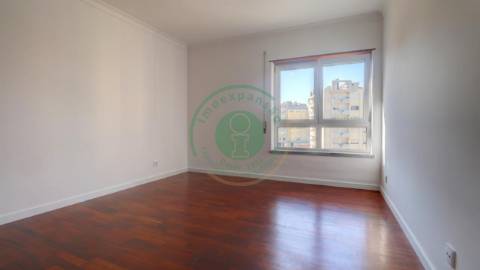 - Apartamento T3 totalmente remodelado, que alia...