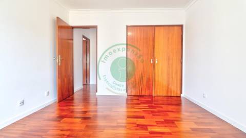 - Apartamento T3 totalmente remodelado, que alia...