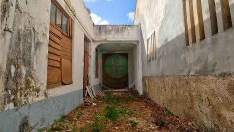 - Propriedade situada no centro histórico da...