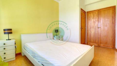 - Arrenda-se T2 mobilado, situado na Urbanização...