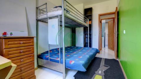 - Arrenda-se T2 mobilado, situado na Urbanização...