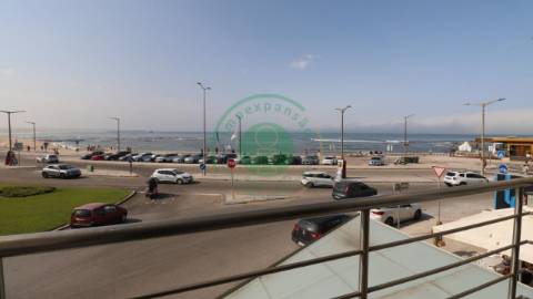 - Vende-se apartamento T3, recentemente...