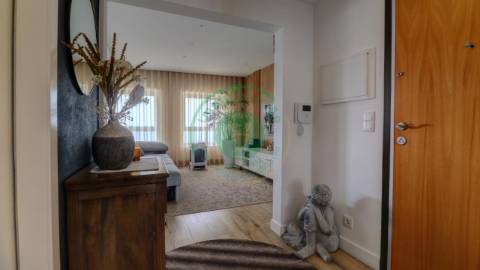 - Vende-se apartamento T3, recentemente...