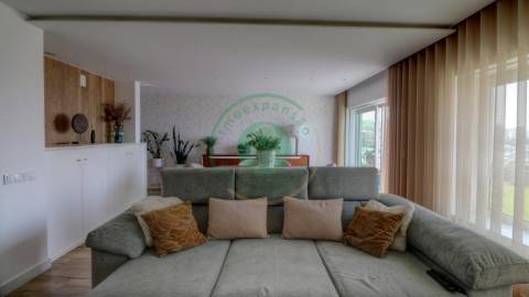 - Vende-se apartamento T3, recentemente...