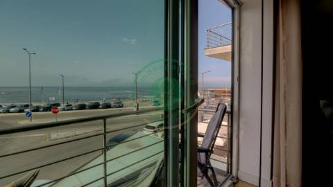 - Vende-se apartamento T3, recentemente...