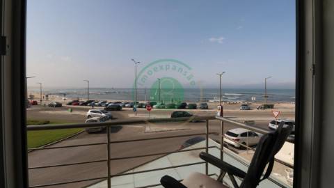 - Vende-se apartamento T3, recentemente...