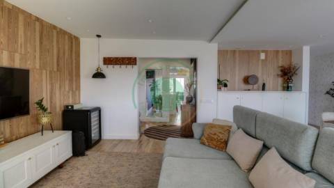 - Vende-se apartamento T3, recentemente...