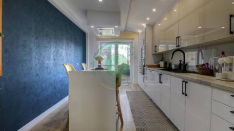 - Vende-se apartamento T3, recentemente...