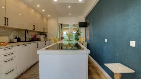 - Vende-se apartamento T3, recentemente...