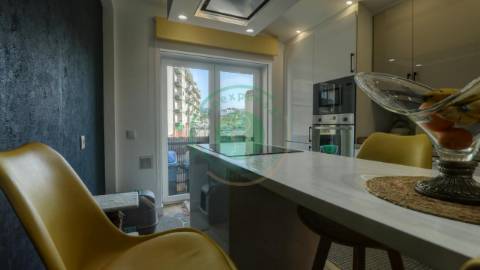 - Vende-se apartamento T3, recentemente...