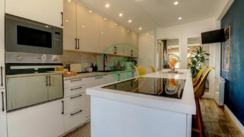 - Vende-se apartamento T3, recentemente...