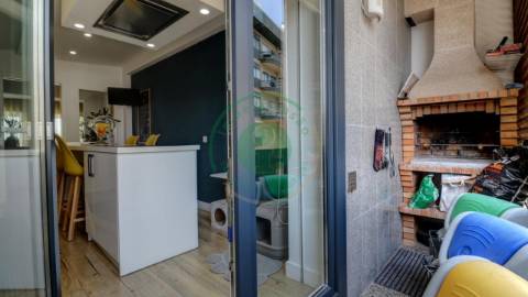 - Vende-se apartamento T3, recentemente...