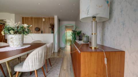 - Vende-se apartamento T3, recentemente...