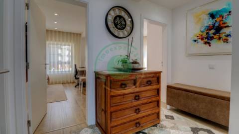 - Vende-se apartamento T3, recentemente...