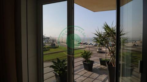 - Vende-se apartamento T3, recentemente...