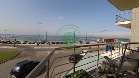 - Vende-se apartamento T3, recentemente...