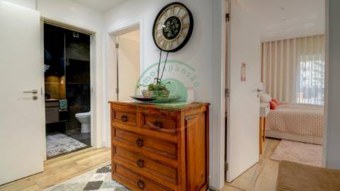 - Vende-se apartamento T3, recentemente...