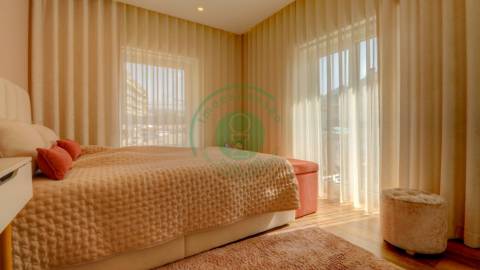 - Vende-se apartamento T3, recentemente...