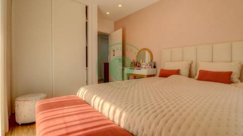 - Vende-se apartamento T3, recentemente...