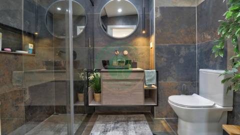 - Vende-se apartamento T3, recentemente...