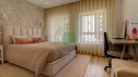 - Vende-se apartamento T3, recentemente...