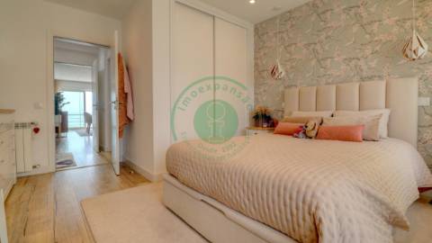 - Vende-se apartamento T3, recentemente...