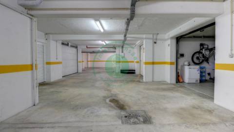 - Vende-se apartamento T3, recentemente...