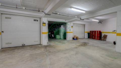 - Vende-se apartamento T3, recentemente...