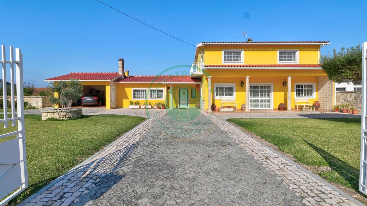 - Vende-se moradia com piscina e terreno, que se...